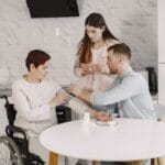 Prywatna opiekunka do osoby starszej – aktualne stawki godzinowe, umowa i gdzie szukać Rodzina mierzy seniorowi ciśnienie w domu